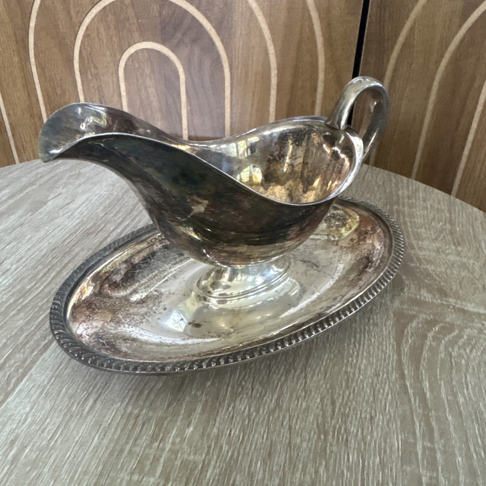 Vintage WM Rogers Fenwick Silverplate Gravy Sauce Boat w Under-plate